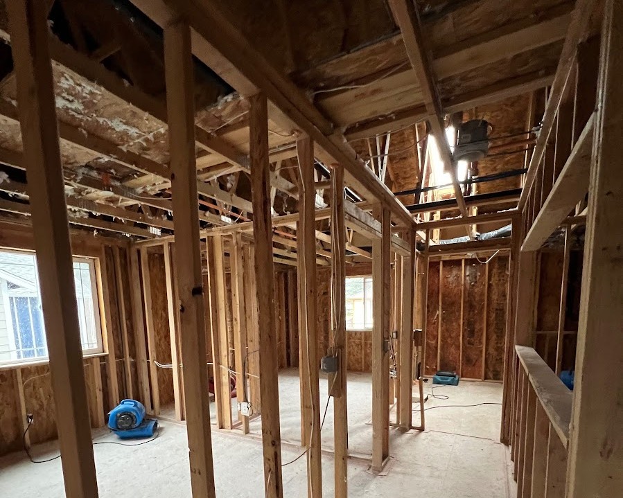 A disaster home had a pipe burst due to cold weather and the house was flodded. Georgia Buys was able to step in and help the homeowner.